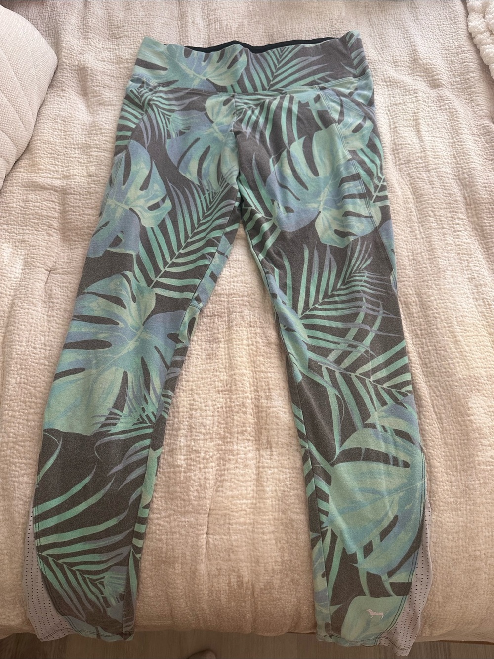 |PINK Victoria's Secret| Black & Green Tropical Print Leggings